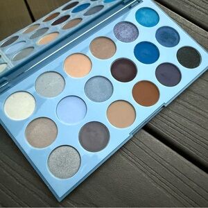 Morphe Blue Ya Away eyeshadow palette.
